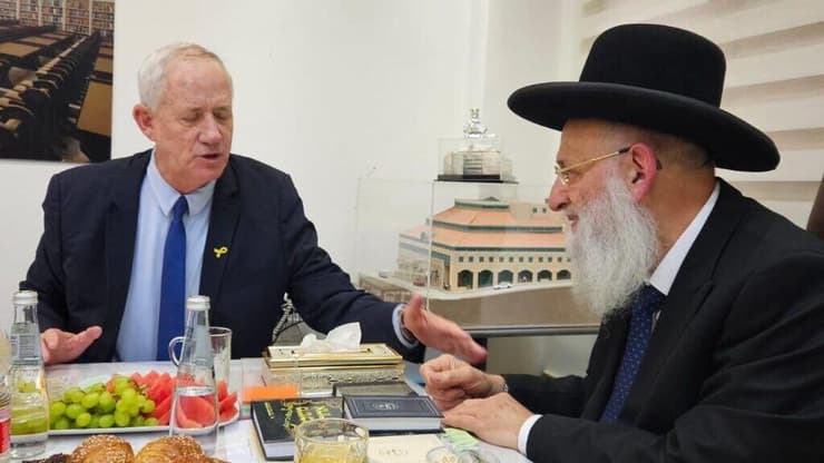 ראובן אלבז, חבר מועצת חכמי התורה של ש"ס, בפגישה עם בני גנץ