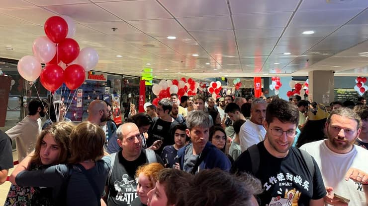 המוני גיימרים מכל הגילים הגיעו לאירוע ההשקה של הסוויץ' 2, עם תורים שנמשכו עד שעות הבוקר (פרטי) המוני גיימרים מכל הגילים הגיעו לאירוע ההשקה של הסוויץ' 2
