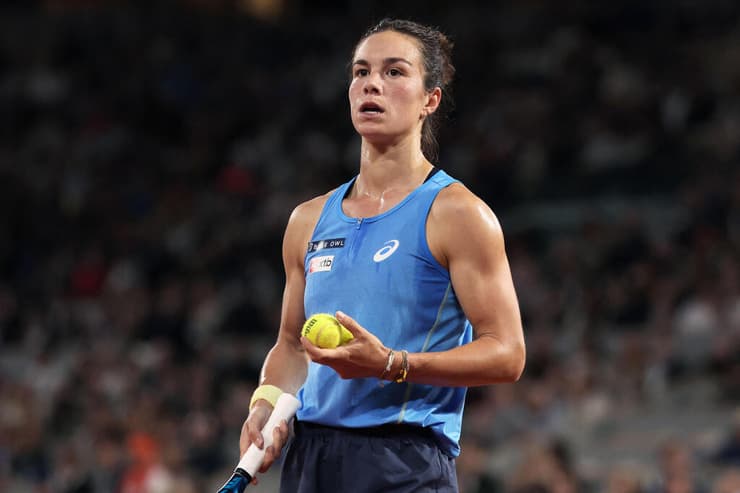 מסע הקסם נגמר. לואיס בואסון (ALAIN JOCARD / AFP) הטניסאית הצרפתייה לואיס בואסון