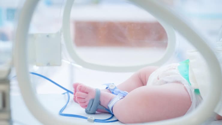 פעוטות עם LAD-1 סובלים מזיהומים חוזרים ומבלים את מרבית חייהם באשפוזים – רבים מהם אינם שורדים את גיל שנתיים (צילום: Shutterstock) תינוק באינקובטור