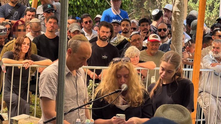 האחות נועה האם דניאל והאב חביאר בהלווייתו של רס"ר אלון פרקס ז"ל בבית העלמין בפרדס חנה