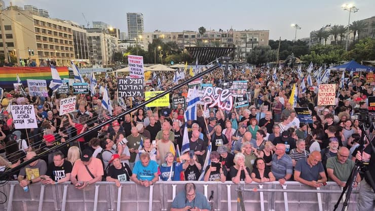 אלפים רבים בכיכר רבין בתל אביב (צילום: עידו ארז) עצרת מחאה בכיכר רבין בתל אביב