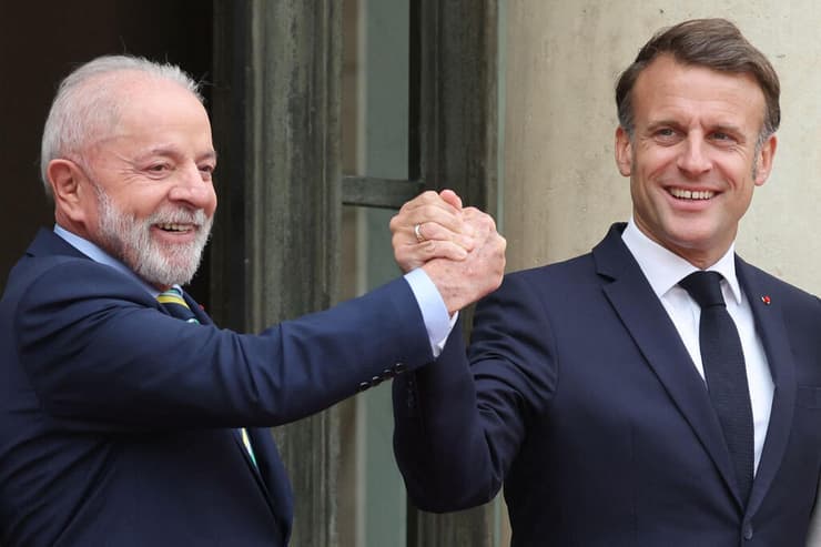 שיא ברזיל לואיז אינסיו לולה דה סילבה נואם במסיבת עיתונאים עם נשיא צרפת עמנואל מקרון