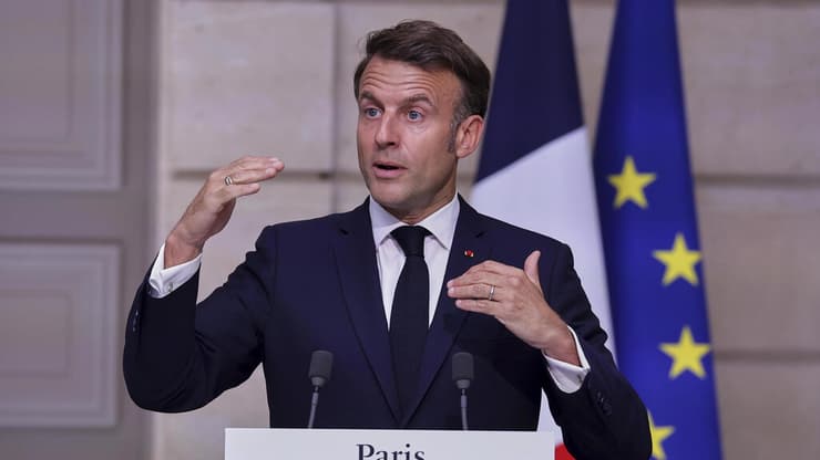 שיא ברזיל לואיז אינסיו לולה דה סילבה נואם במסיבת עיתונאים עם נשיא צרפת עמנואל מקרון