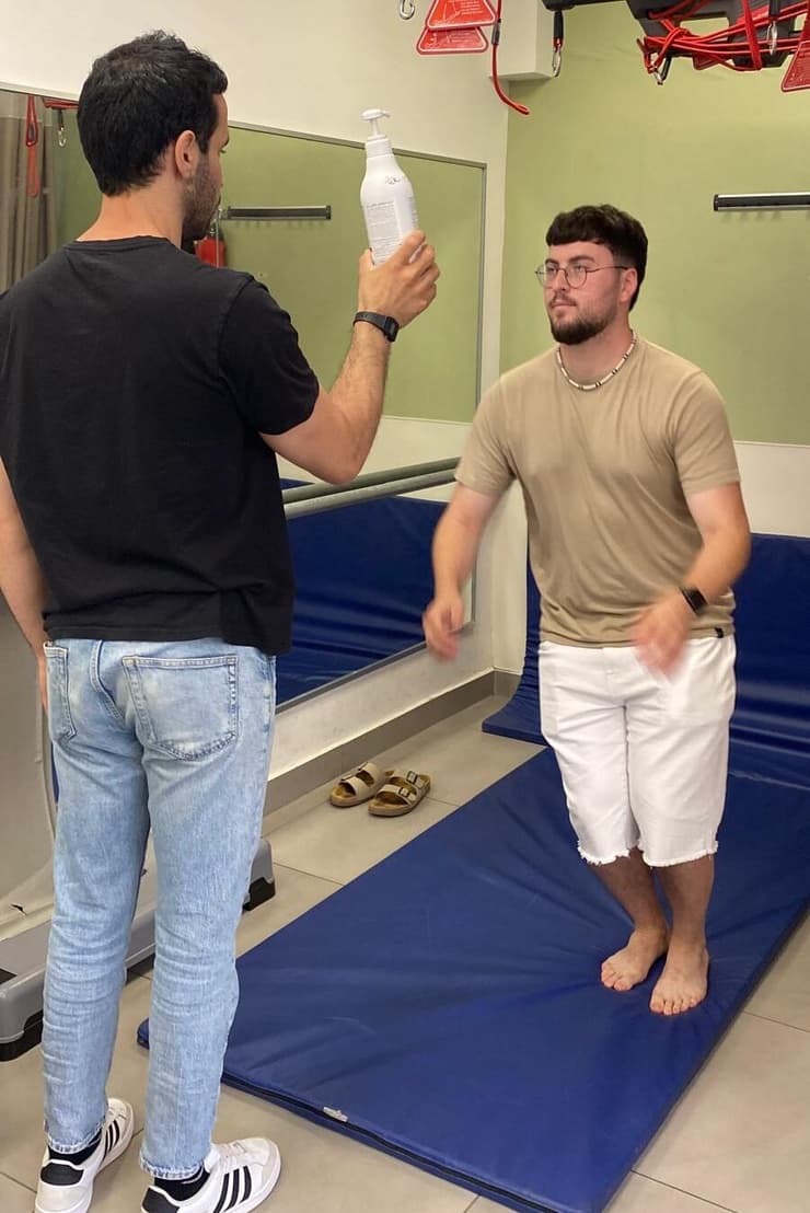 תוכנית השיקום משתנה מחייל אחד לשני לפי התסמינים ולפי התמונה הקלינית (צילום: דוברות ביה"ח השיקומי רעות ת"א) עומר ריינהולד' טיפול עם הפיזיותרפיסט יותם ינאי בביה"ח השיקומי רעות תל אביב