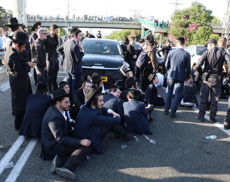 מחאת חרדים נגד הגיוס בבני ברק. מי שלא יתייצב ויוכרז משתמט - ייעצר (צילום: צילום: שאול גולן) מחאת חרדים בבני ברק