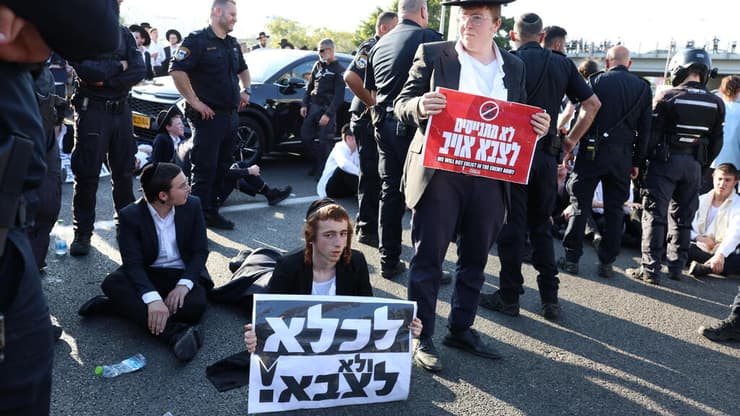 <div style="direction: ltr;"></div>הפגנה נגד הגיוס בבני ברק. בשנה הקרובה - 54 אלף צווים נוספים (צילום: צילום: שאול גולן) מחאת חרדים בבני ברק