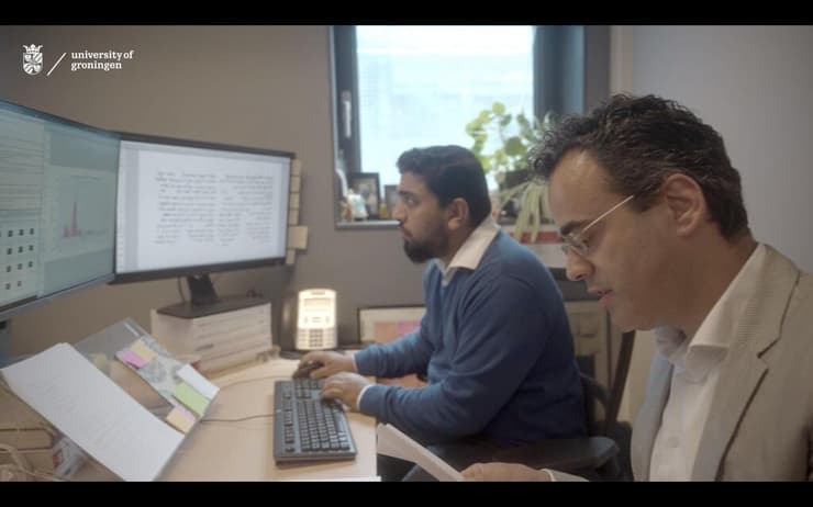 מלאדן פופוביץ', פרופסור לתנ"ך וליהדות עתיקה ומנהל מכון קומראן (משמאל), שהוביל את צוות המחקר, משתמש יחד עם עמיתו במודל Enoch כדי לתארך כתב יד ממגילות מדבר יהודה (צילום: University of Groningen) מלאדן פופוביץ', פרופסור לתנ"ך וליהדות עתיקה ומנהל מכון קומראן (משמאל), שהוביל את צוות המחקר, משתמש יחד עם עמיתו במודל Enoch כדי לתארך כתב יד ממגילות מדבר יהודה