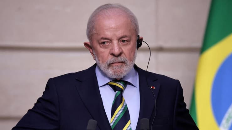 שיא ברזיל לואיז אינסיו לולה דה סילבה נואם במסיבת עיתונאים עם נשיא צרפת עמנואל מקרון