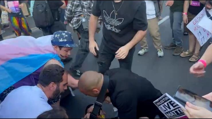 שוטרים מחרימים באלימות שלטים של צועדים במצעד הגאווה בירושלים