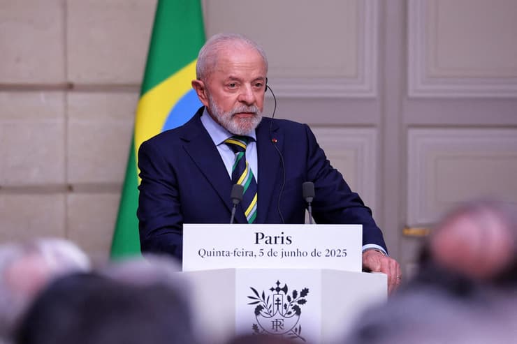 דה סילבה (צילום: רויטרס/CHRISTOPHE PETIT TESSON/Pool via REUTERS) שיא ברזיל לואיז אינסיו לולה דה סילבה נואם במסיבת עיתונאים עם נשיא צרפת עמנואל מקרון