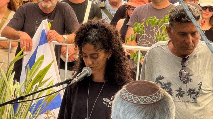 אוריה בת הזוג בהלווייתו של רס"ר אלון פרקס ז"ל בבית העלמין בפרדס חנה