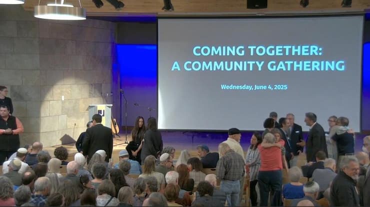 מפגש של הקהילה היהודית ונפגעי הפיגוע בבולדר (צילום: Boulder JCC) מפגש של הקהילה היהודית ונפגעי הפיגוע בבולדר