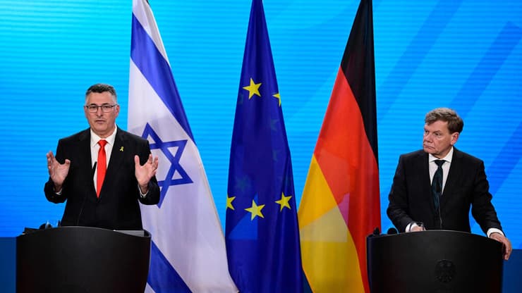 סער: "יש ללחוץ על חמאס. איומים על ישראל - מחזקים אותו" (צילום: John MACDOUGALL / AFP) פגישתם של שר החוץ גדעון סער ושר החוץ של גרמניה יוהאן ודפול