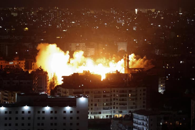 תקיפות צה"ל בדאחייה בתחילת החודש. רבים מתושבי השכונה כבר עזבו (צילום: REUTERS/Mohamed Azakir) תקיפות בדאחייה ביירות לבנון