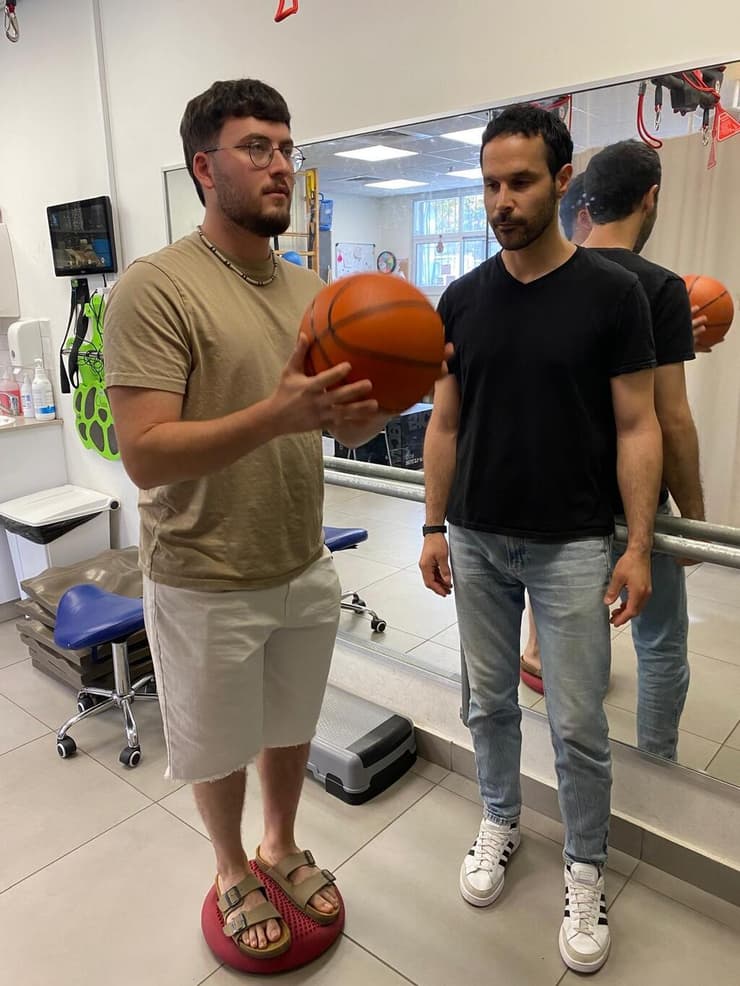 עומר ריינהולד בפיזיותרפיה בביה"ח השיקומי רעות תל אביב (צילום: דוברות ביה"ח השיקומי רעות ת"א) עומר ריינהולד' טיפול עם הפיזיותרפיסט יותם ינאי בביה"ח השיקומי רעות תל אביב