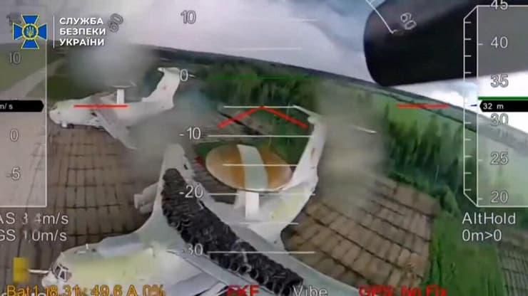 תיעוד מ מתקפת כטב"ם כטב"מים של אוקראינה נגד מטוסי קרב של רוסיה במבצע קורי העכביש