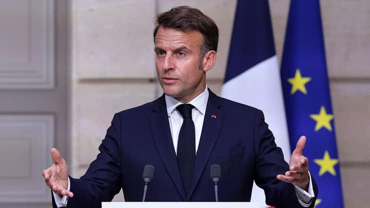 שיא ברזיל לואיז אינסיו לולה דה סילבה נואם במסיבת עיתונאים עם נשיא צרפת עמנואל מקרון