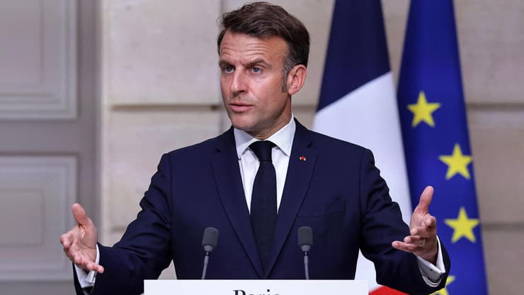 שיא ברזיל לואיז אינסיו לולה דה סילבה נואם במסיבת עיתונאים עם נשיא צרפת עמנואל מקרון