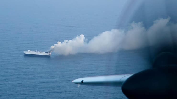 ספינה בוערת בחופי אלסקה