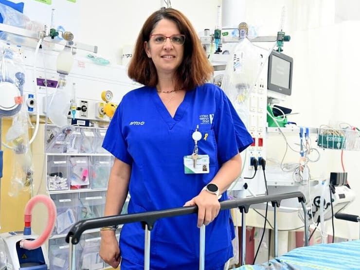 לוצי בהט אחות שעושה הסבה ללימודי רפואה