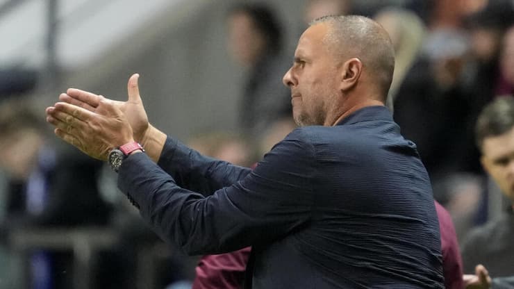 לקח כמה דברים עגולים והתעקש להמציא מהם מרובע. רן בן שמעון (צילום: REUTERS/Ints Kalnins) אסטוניה - ישראל רן בן שמעון