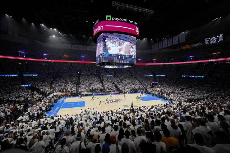 אי אפשר היה להכניס סיכה בפייקום סנטר באוקלהומה (צילום: Kyle Terada-Imagn Images) האולם מלא מפה לפה