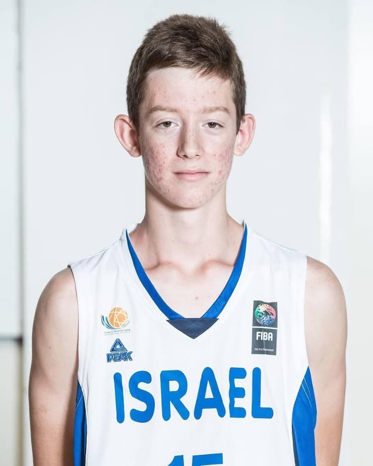 רוור ז"ל במדי נבחרת ישראל לנוער בכדורסל סמ"ר יואב רוור ז"ל במדי נבחרת ישראל לנוער בכדורסל