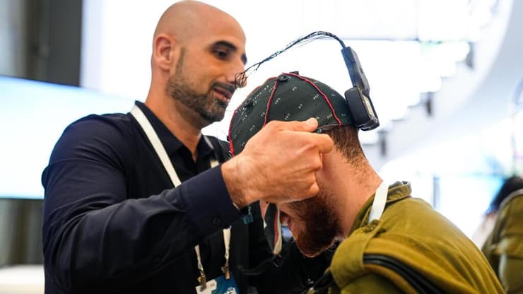 קסדה שמסייעת לנפגעי פוסט טראומה, בהצגת הפרויקטים שהשתתפו ב-Innotal (צילום: דובר צה"ל) קסדה שמסייעת לנפגעי פוסט טראומה