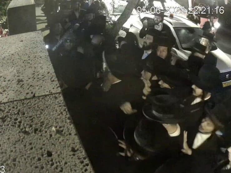 תיעוד: ניסיון פריצה אלים של חרדים קיצוניים לביתו של מנכ"ל חברת אאורה, יעקב אטרקצ'י