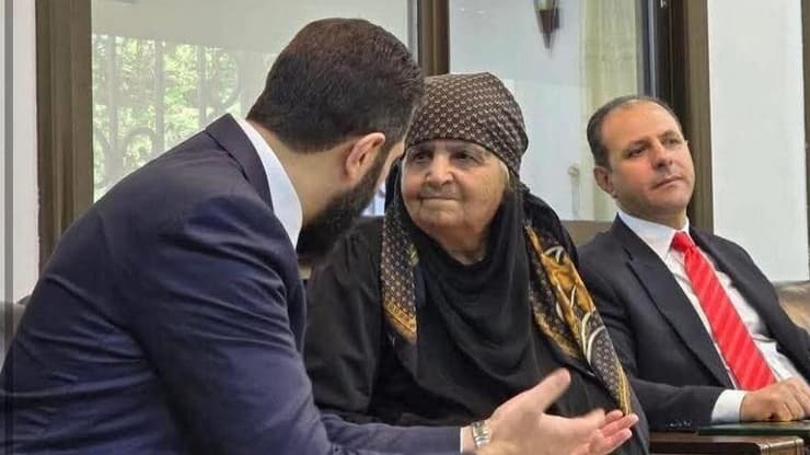 נשיא סוריה בדרעא, עם הדודה האבודה נשיא סוריה אל-ג'ולאני פוגש את דודתו בדרעא אחרי 30 שנה