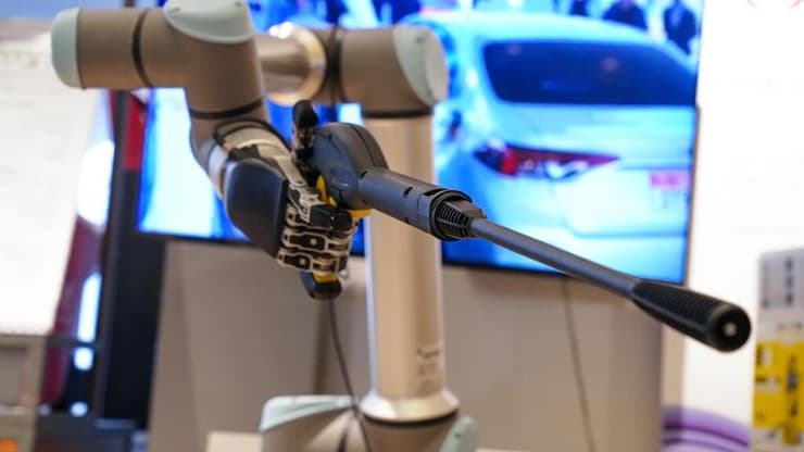 רובוט ששוטף מנועי כלי רכב (צילום: דובר צה"ל) רובוט ששוטף מנועי כלי רכב