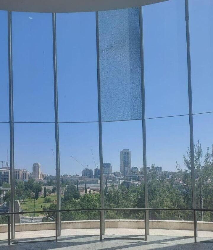 החלון המנופץ בבית המשפט העליון החלון המנופץ בבית המשפט העליון