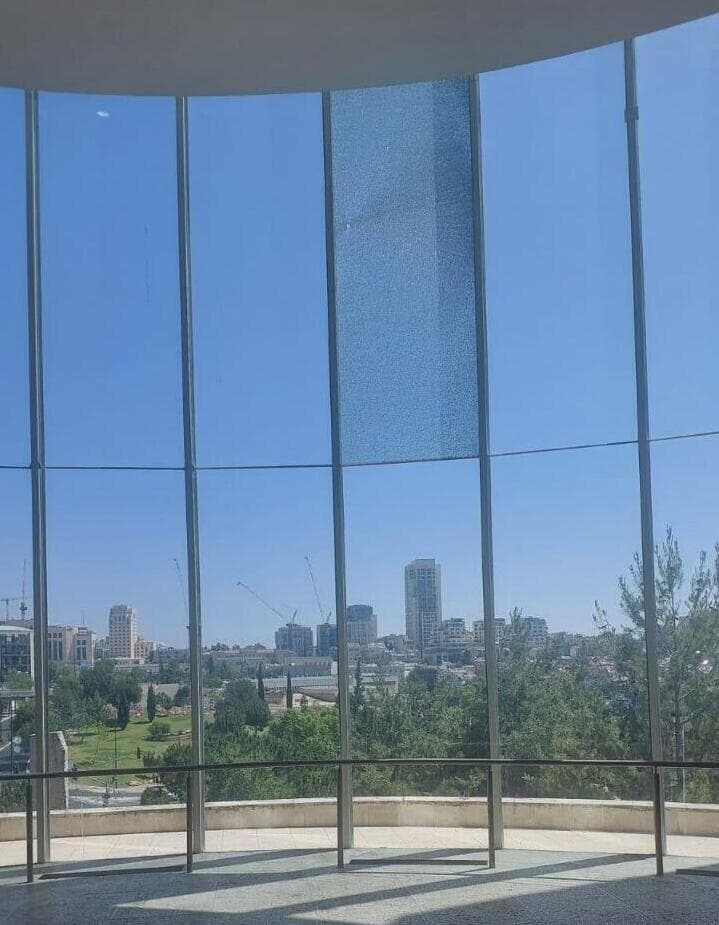 החלון המנופץ בבית המשפט העליון החלון המנופץ בבית המשפט העליון