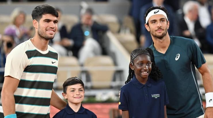 לורנצו מוסטי וקרלוס אלקרס בפתיחה