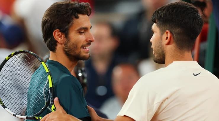 קרלוס אלקרס מנחם את לורנצו מוסטי