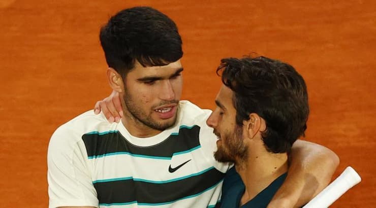 קרלוס אלקרס מעודד את לורנצו מוסטי