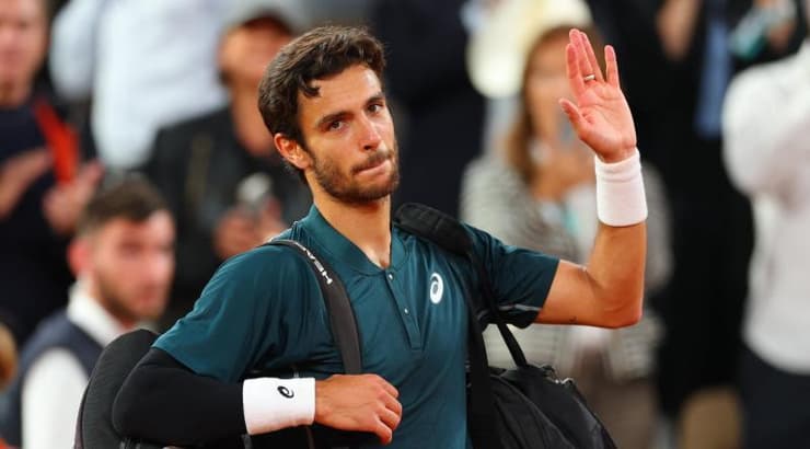 לורנצו מוסטי מאוכזב בסיום