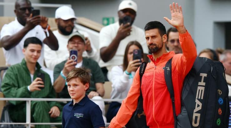 נובאק ג'וקוביץ' עולה למגרש