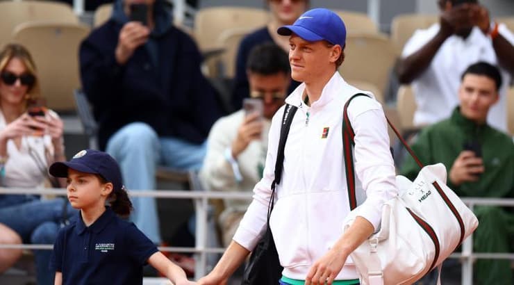 יאניק סינר נכנס גם כן