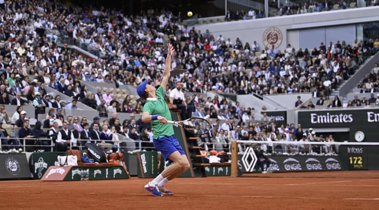 יאניק סינר מגיש