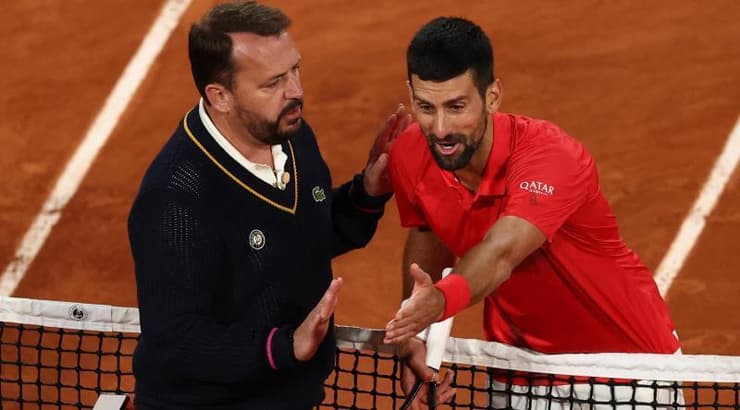 נובאק ג'וקוביץ' מתווכח עם השופט