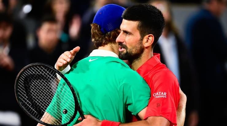 נפרדים בחיבוק. נובאק ג'וקוביץ' ויאניק סינר