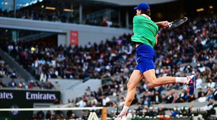 יאניק סינר חובט