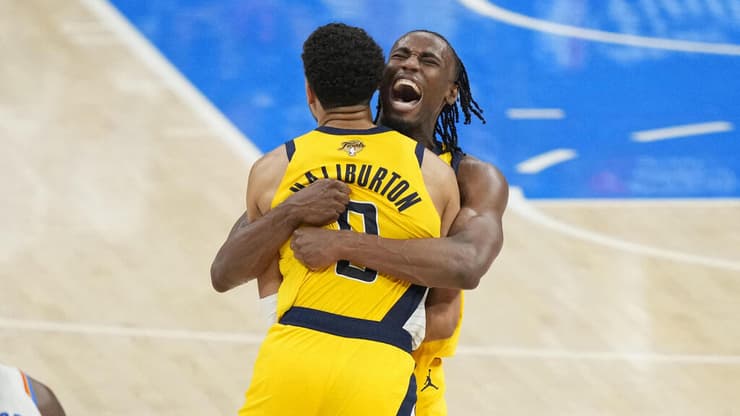 ניסמית' עושה כבוד לגיבור הגדול של המשחק (צילום: Kyle Terada-Imagn Images) השתלט על המשחק בדקות ההכרעה. סיאקם