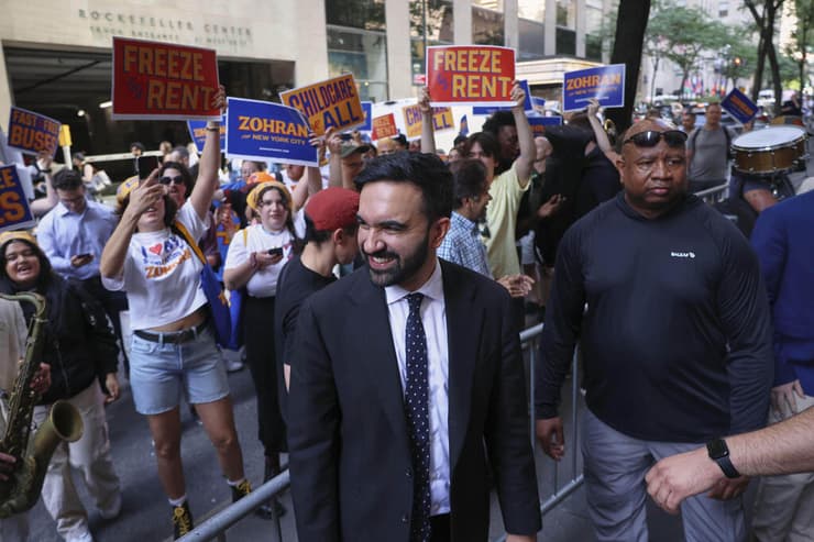 המועמד הדמוקרטי לראשות העיר, זוהראן ממדאני, מגיעה לאולפני NBC כדי להשתתף בעימות הדמוקרטי על הבחירות המקדימות לראשות העיר בניו יורק