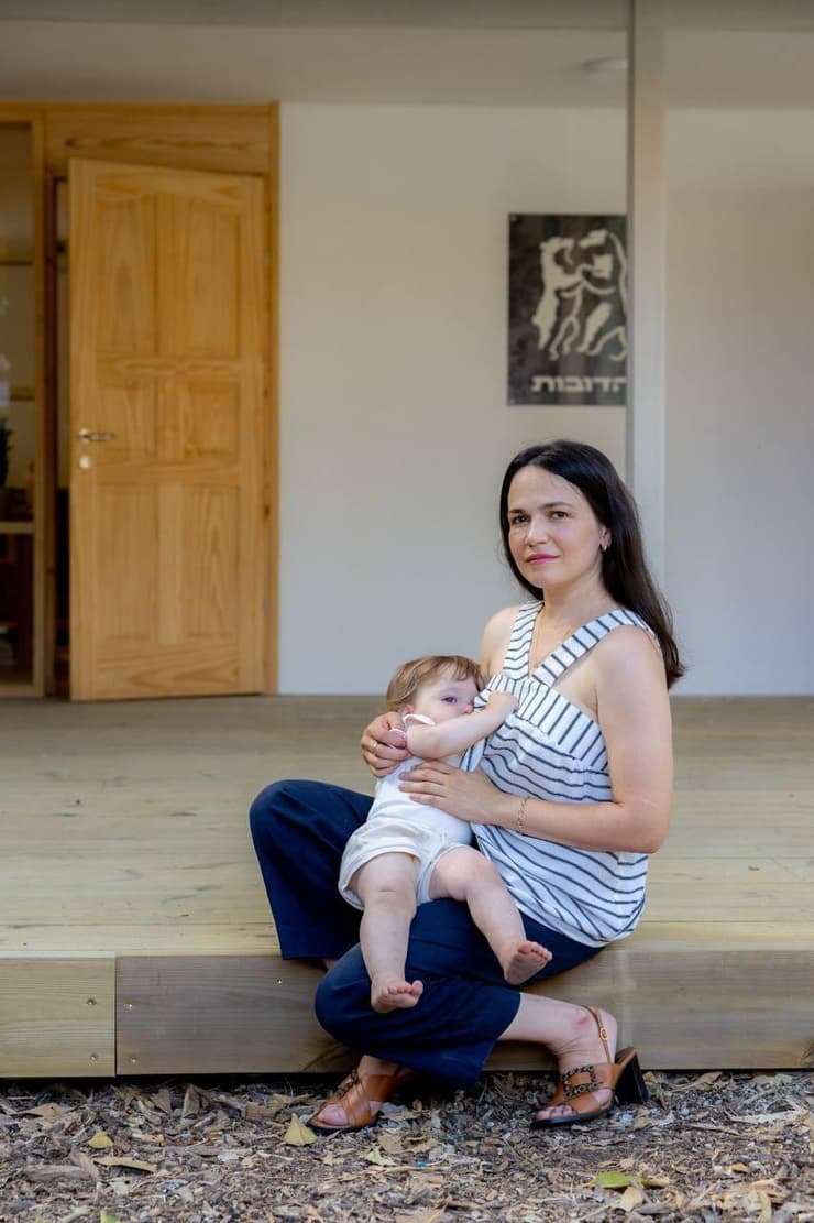 "לא האמנתי שאני עושה לברק אחות ומורידה אותו מכס המלכות". גאיה שליטא כץ ובתה זוהרה (צילום: רוני כספי) גאיה שליטא כץ
