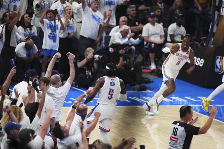 הקהל באקסטזה אחרי עוד שלשה של דורט (צילום: AP Photo/Nate Billings) הקהל באקסטזה אחרי עוד שלשה של דורט