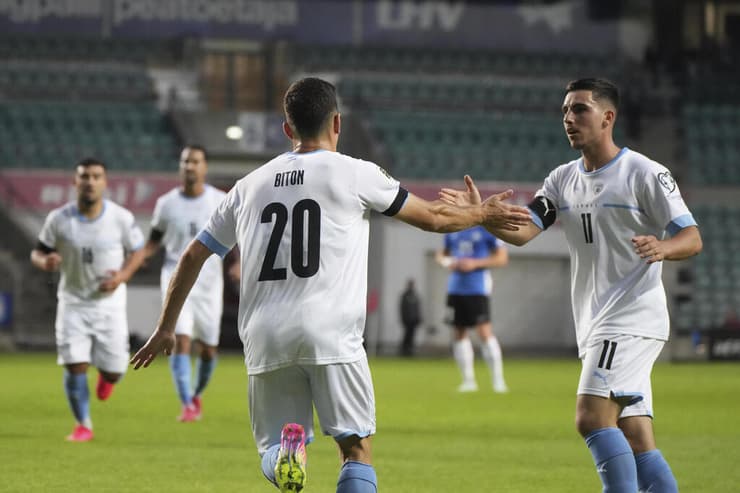 מנעו מבוכה. גלוך חוגג עם ביטון (צילום: AP Photo/Sergei Grits) אסטוניה - ישראל