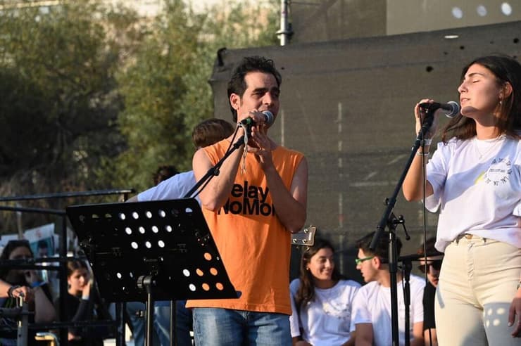 אביב גפן בעצרת (צילום: יאיר שגיא) אביב גפן בעצרת "הקול שלנו" של בני הנוער מקיבוץ בארי בכיכר החטופים